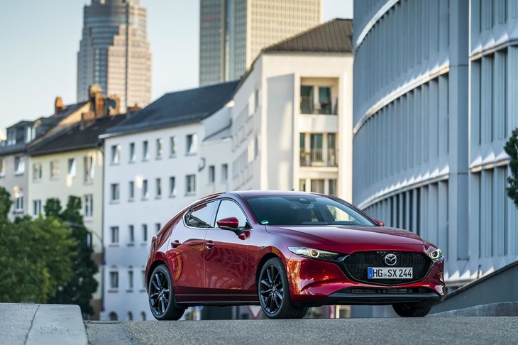 国内では2019年5月に発売された新型「マツダ3」。このうち次世代ガソリンエンジンたるスカイアクティブXを搭載するモデルは発売時期が異なり、同年7月に予約受け付けを開始、同年10月に販売される見込みとなっている。