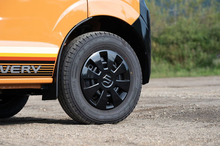 フルホイールキャップはガンメタリックでコーディネートされている。