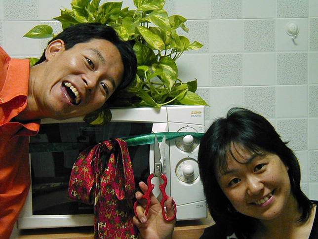 2012年に購入した際の、わが家の電子レンジ。イタリアのわが家では初のレンジということで、わざわざテープカットの儀式を行った。