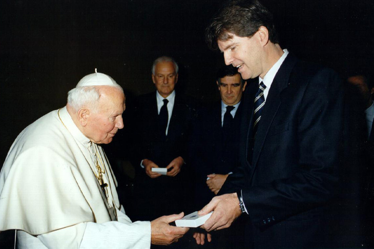 ローマ教皇ヨハネ・パウロII世とマイケル・ロビンソン氏（1999年撮影）。