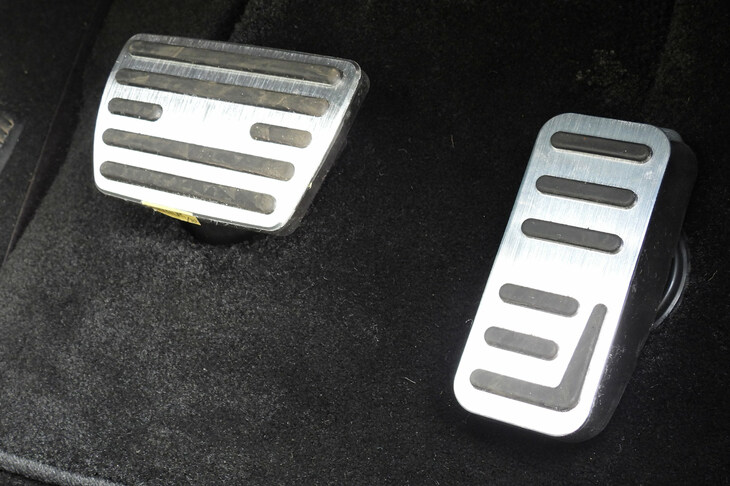 ブレーキ・バイ・ワイヤの採用を前提に開発された、パッド型のブレーキ／アクセルペダル。通常のブレーキペダルは15cmほどの可動域があるのに対し、こちらのパッドの可動域はわずか6mm。2026年の実用化を予定している。