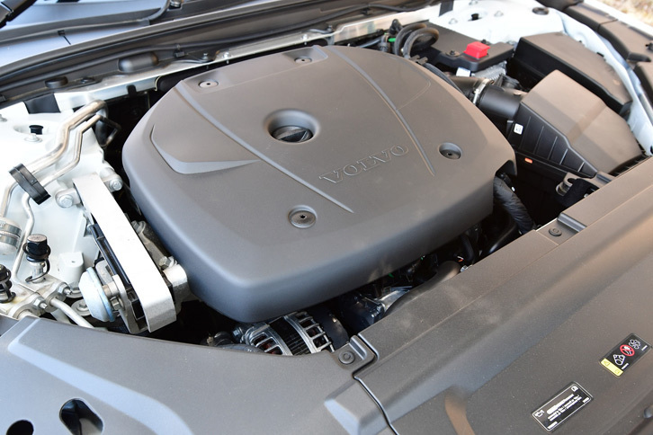 2リッター直4ターボエンジンは最高出力254ps、最大トルク350Nmを発生する。