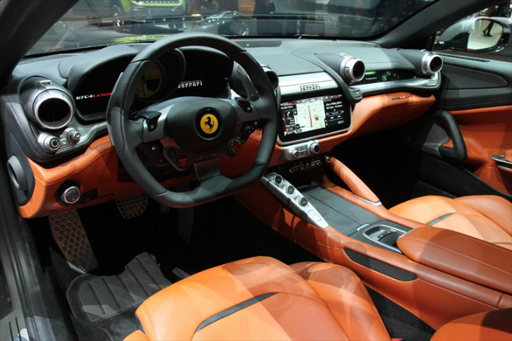 「フェラーリGTC4ルッソ」のインテリア。