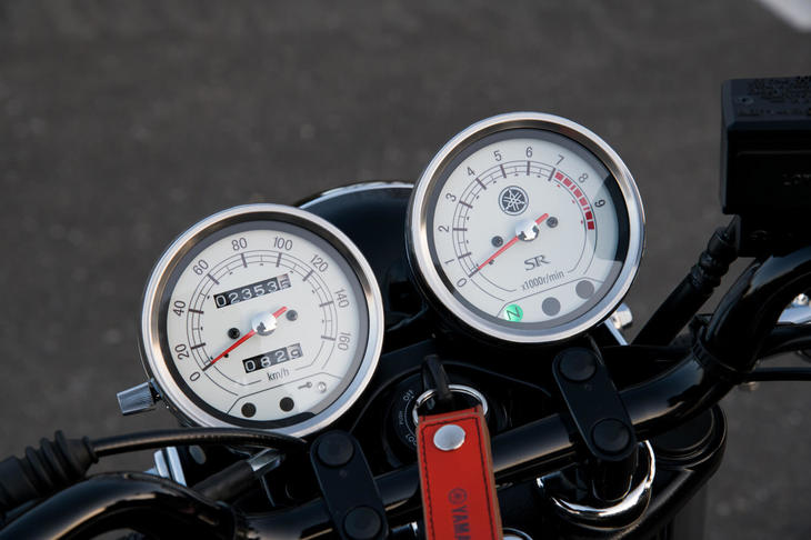 メーターはクラシカルな2眼タイプ。白い文字盤でドレスアップされている。