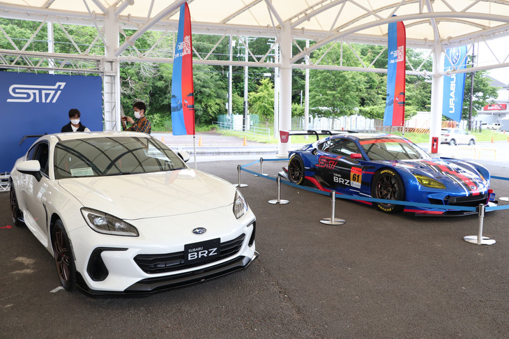 STIパーツを装着した新型「スバルBRZ」（左）と、SUPER GT GT300クラスに参戦中の新型「スバルBRZ GT300」（右）。BRZ GT300は今年デビューを果たしたニューマシンで、初戦となる岡山では厳しい結果に終わるも、第2戦の富士では予選1位、決勝2位の好成績を収めた。今期の活躍に期待がふくらむ。