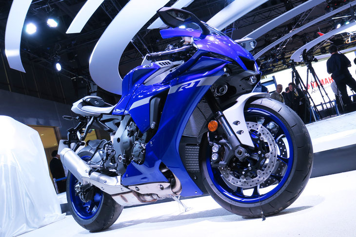 2019年の東京モーターショーにおいて、ヤマハブースに展示された「YZF-R1」の2020年モデル。