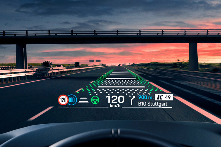 装備類では、ポルシェ初となるAR（拡張現実）技術を用いたヘッドアップディスプレイの採用もトピックとして挙げられる。
