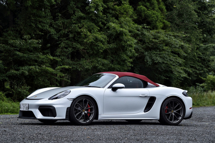 ソフトトップを閉めた状態の「718スパイダー」。このまま高速道路を走行しても心配のない、しっかりとしたつくりのソフトトップであることが確認できた。