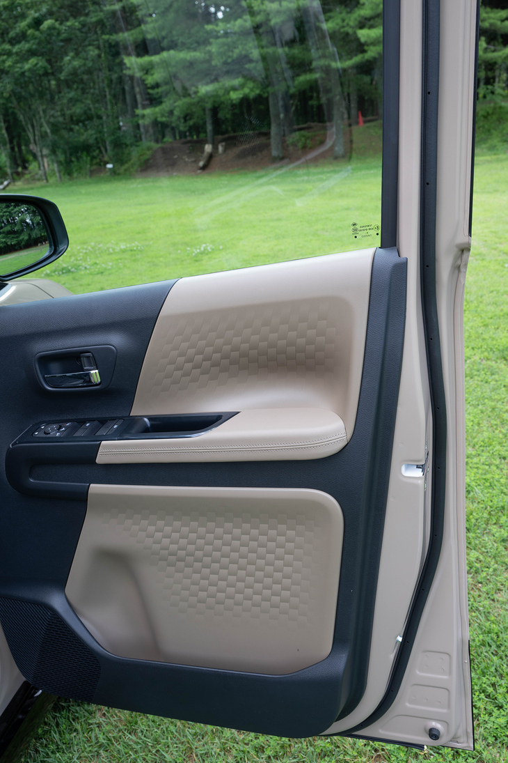 ドアのインナーパネルには網目調の装飾があしらわれている。