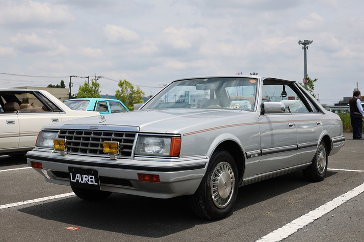 1983年「日産ローレル ハードトップ200Eメダリスト」（HC31）。歴代ローレルはヨーロピアンとアメリカンなテイストを行ったり来たりしたが、この4代目は「アウトバーンの旋風（かぜ）」というキャッチフレーズからも明らかなように欧州調。確かにスタイリングは当時の「オペル」などに通じる雰囲気だった。