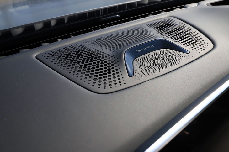 「M760Li xDrive」では、他グレードではオプション扱いとなるBowers & Wilkinsのオーディオシステム「ダイヤモンド・サラウンドサウンドシステム」が標準装備となる。