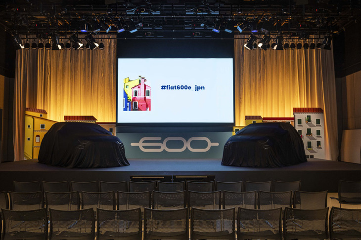 「フィアット600e」発表イベント会場の様子。
