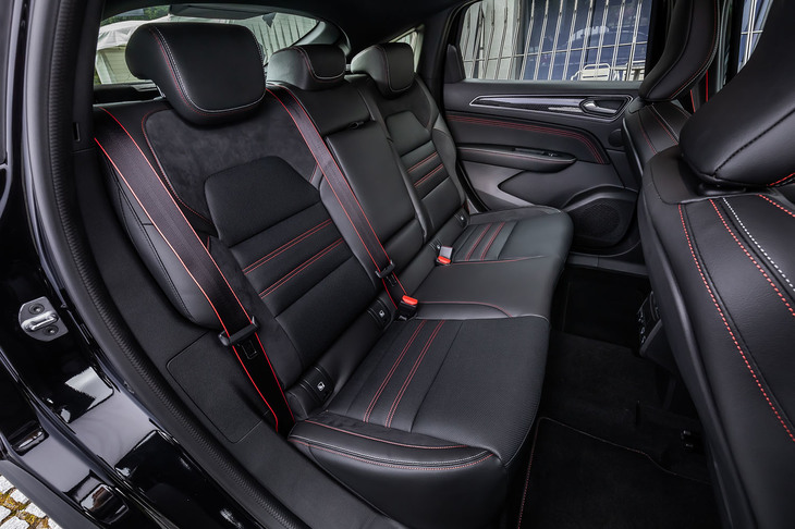 前席と同じくレザーとスエード調のコンビ表皮が採用された後席。背もたれには60：40の分割可倒機構が備わる。赤いステッチが入るシートベルトも「R.S.ライン」ならではのアイテム。