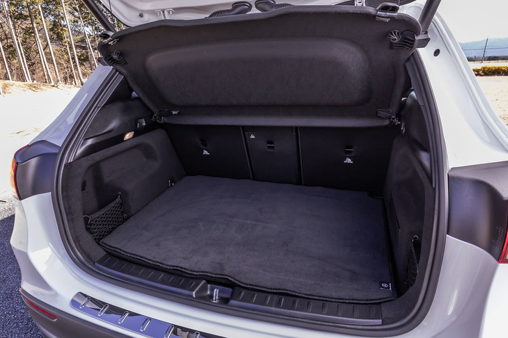 後部座席を使用する通常時の荷室容量は435リッター。リアバンパー下に足をかざす動作でテールゲートを開けることができる「フットトランクオープナー」を標準装備している。