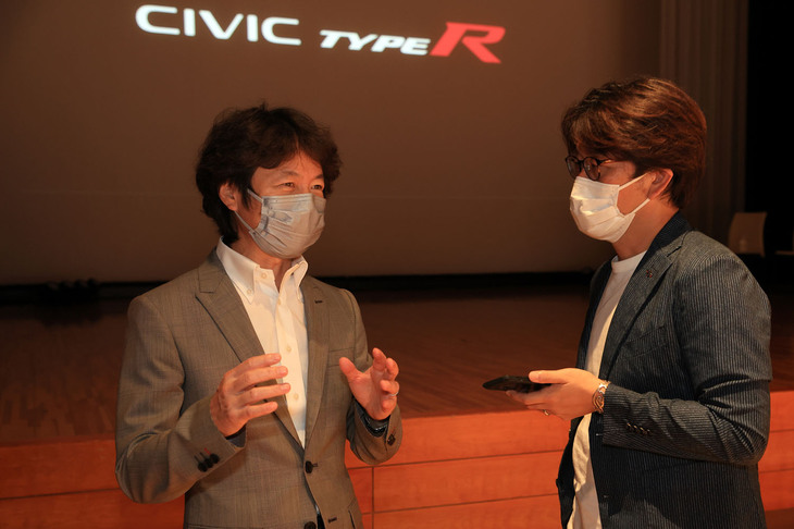 説明会の開場にて、筆者のインタビューに応じる柿沼氏。