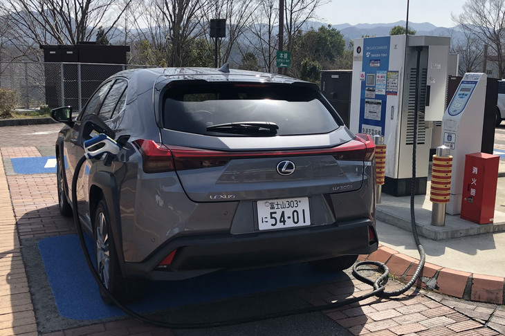 サービスエリアで急送充電中の「レクサスUX300e」。週末ともなれば高速道路上にある急速充電器に充電待ちが発生することもしばしばだ。