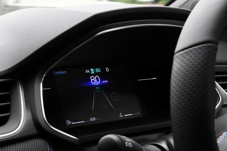 予防安全・運転支援システムも拡充しており、既存のアダプティブクルーズコントロールなどに加え、対向車との前面衝突回避をサポートする「エマージェンシーレーンキープアシスト」や、後側方車両との接触回避をサポートする「ブラインドスポットインターベンション」、ドアを開けた際に後方からの車両接近を警告する「ドアオープニングアラート」が追加された。