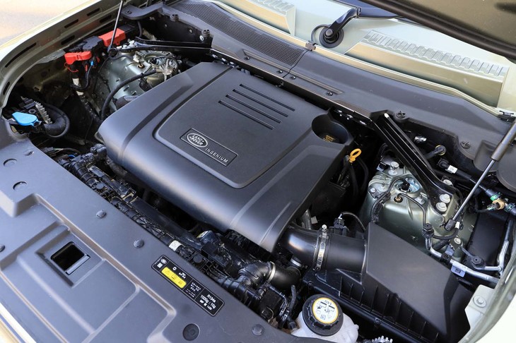 国内ローンチ時のパワーユニットは2リッター直4ターボの「インジニウム」エンジンのみ。本国には直6仕様が存在するだけあって、エンジンルームには余裕がある。