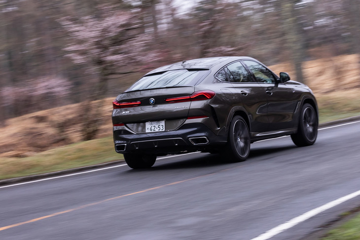 「X6 xDrive35d Mスポーツ」の燃費は、JC08モードが14.9km/リッター、WLTCモードが11.3km/リッターと発表されている。