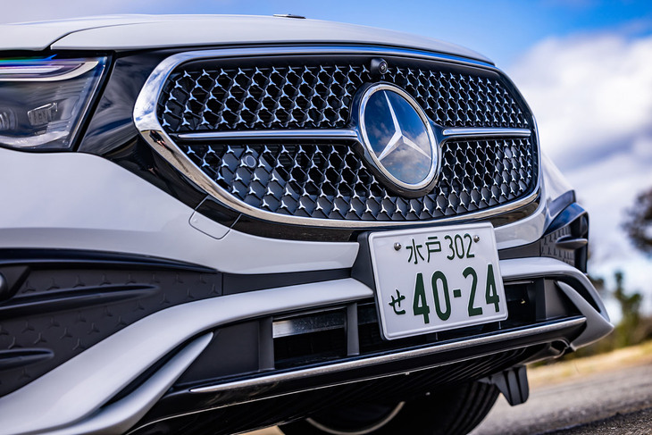 ラジエーターグリルとヘッドランプの間がつやのあるブラックパネルで埋められているのも新型「Eクラス」の特徴。シングルルーバーや周囲を縁取るクロームサラウンドなどの採用も新機軸だ。