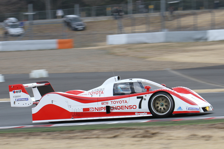1992年のスポーツカー世界選手権（SWC）の開幕戦モンツァで優勝、ルマンでも2位に入った「トヨタ TS010」。これを駆ったルマンで惜敗した2年後に、「マクラーレンF1 GTR」で日本人初のルマン・ウィナーとなった関谷正徳がドライブした。