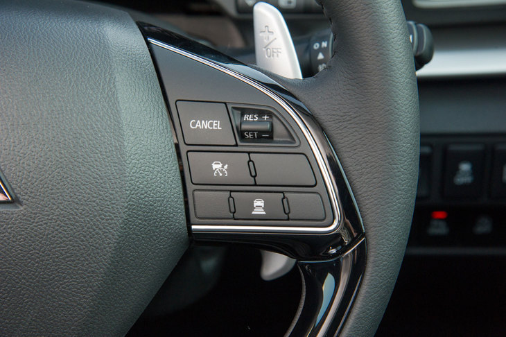 ステアリングホイールに備わる、前走車追従機能付きクルーズコントロールのスイッチ。完全停車まで対応しており、先行車に追従して停止した場合は一定時間停止状態を保持。渋滞などによるドライバーの負担を低減する。