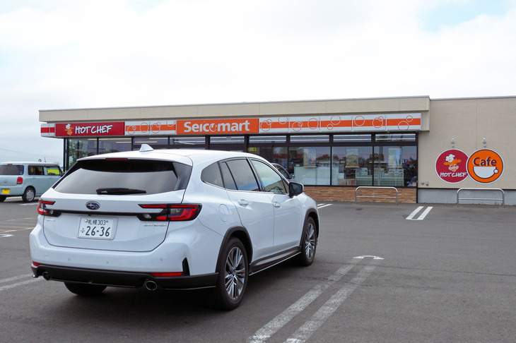 北海道といったら、立ち寄らずにはいられないのが顧客満足度No.1コンビニのセイコーマート。……それにしても、いまさら晴れてきたよ。神さま仏さまは、よほどワタシが嫌いに違いない。