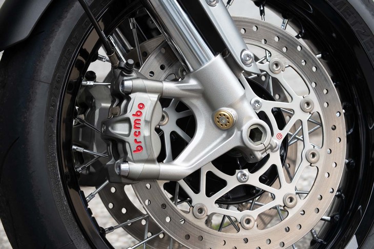 フロントには、ブレンボ製のモノブロックブレーキキャリパーがラジアルマウントされている。フロントフォークはショーワ製の倒立式。