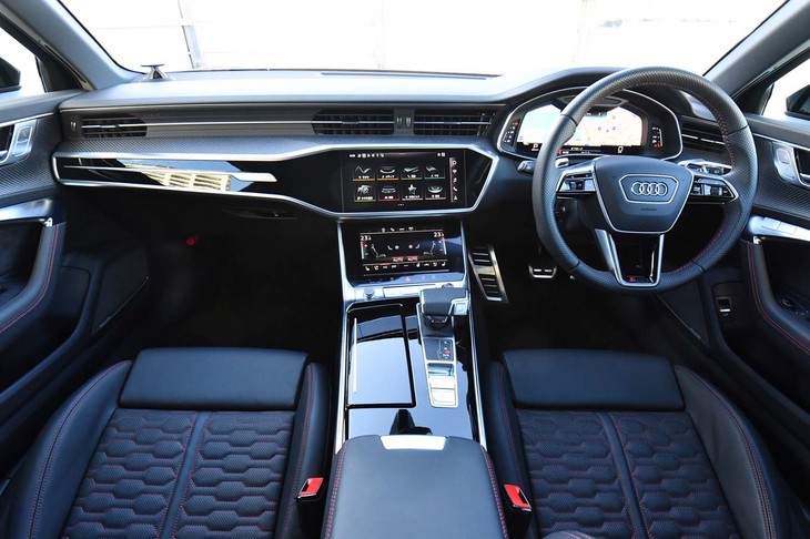 インテリアは、直線的かつ立体感のあるデザインで統一されている。液晶パネルや加飾パネルのブラックとシルバーのコンビネーションが、クールな印象を醸し出す。