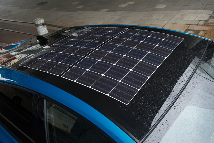 試乗車はオプションのソーラールーフパネルを装着していた。1日につき最大で6.1kmを走行するだけの電力を生み出すことができる。