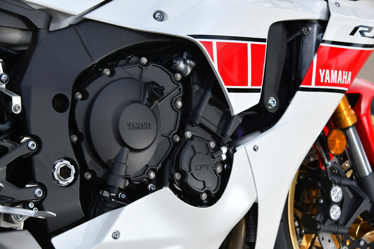 クランクケースカバーに描かれた「CP4」の文字に注目。クロスプレーン型クランクシャフトを用いたCP4エンジンは、不等間隔爆発ならではのリズム感が特徴で、同時にシリンダーの往復による慣性トルクを相殺することでスムーズな回転フィールも追求している。