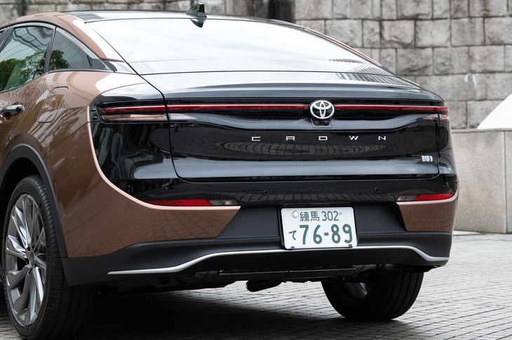 真一文字のリアコンビランプはご覧のとおりに極細。ツートンカラーで真っ黒なこともあってか、どこか無国籍な雰囲気が漂う。