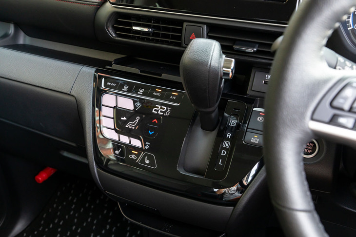 エアコンのスイッチはタッチパネル式。指紋が付きやすいが、エンジンオフ時にまとめて拭き掃除ができるという利点もある。