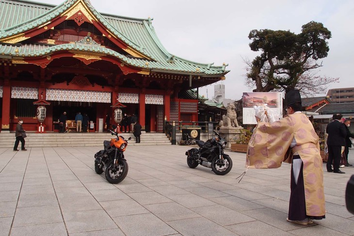 イベントの最後には、交通安全を祈願して「ライブワイヤー」のおはらいも実施された。