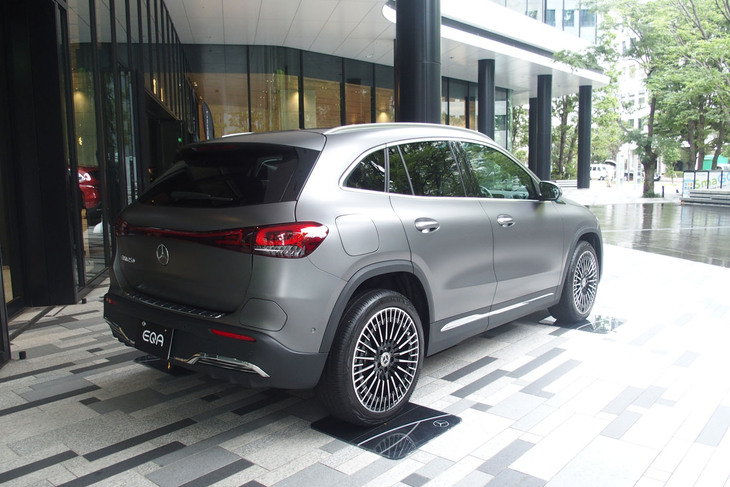 会場に展示された「メルセデス・ベンツEQA」。