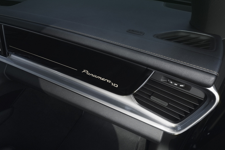 「パナメーラ10イヤーエディション」専用となるホワイトゴールドメタリックの“Panamera10”ロゴ付き助手席トリムパネル。