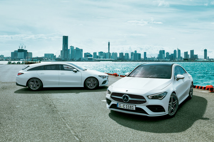 「メルセデス・ベンツCLA」（右）と「CLAシューティングブレーク」（左）。