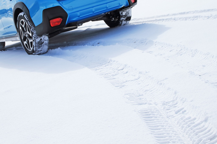 雪上に残るタイヤの跡に注目。深く刻まれたパターンの跡からは、「ブルーアース4S AW21」の雪柱せん断力（タイヤのミゾが雪をつかみ、踏み固める力）の高さがうかがえる。