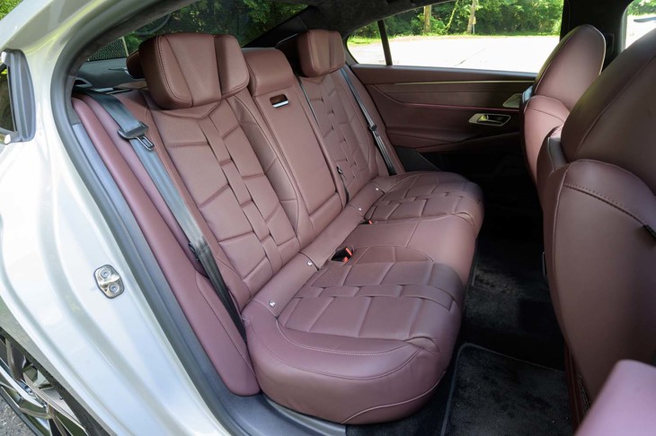 リアシートにもヒーター、ベンチレーション、マッサージ機能を完備。ホイールベース2895mmを誇るだけあって足元まわりは広々としている。