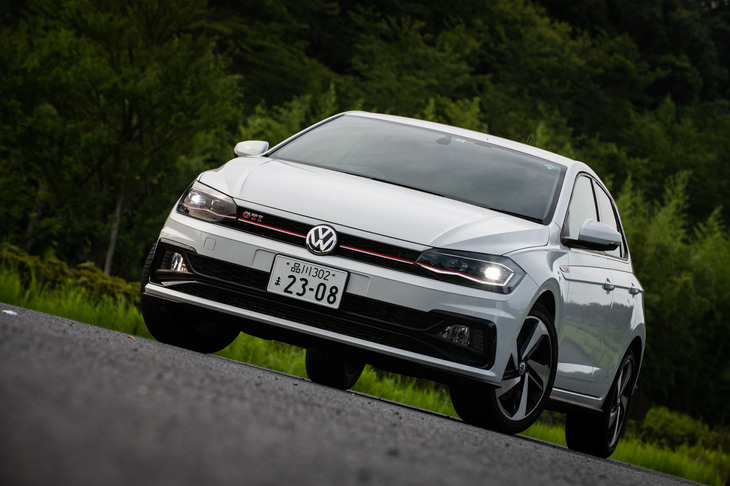 新型「ポロ」の発売から遅れること3カ月あまり。日本では2018年7月に発売された「ポロGTI」。車両本体価格は、ノーマルモデルの上級グレード「TSIハイライン」よりも79万8000円高い344万8000円。