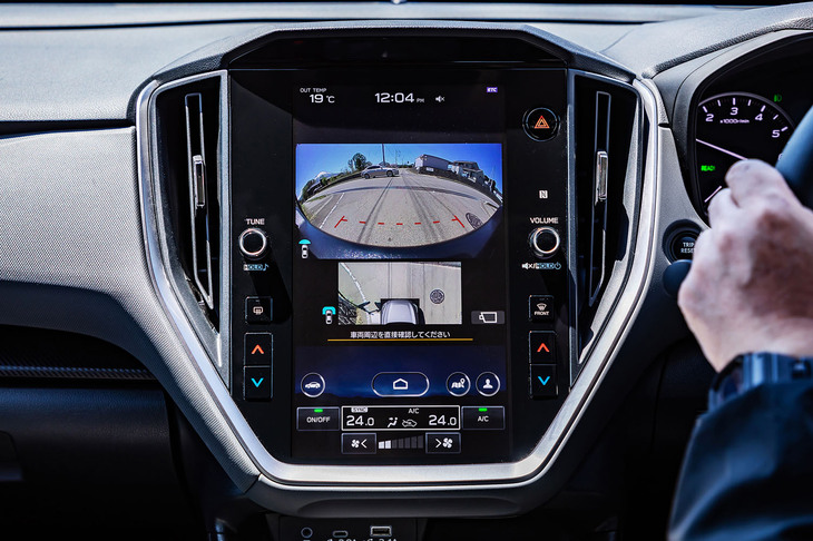 フロントグリルにカメラを設置。ドライバーから死角になるエリアがモニターに表示されるほか、前側方レーダーが他車を検知し、見通しの悪い交差点などへの進入をサポートする。