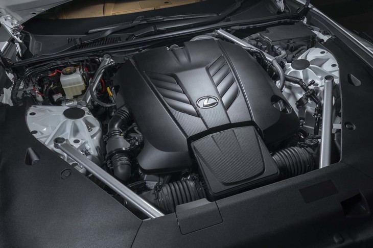 5リッターV8自然吸気エンジンを囲むようにパフォーマンスロッドによる補強が施される。エンジン自体のスペックはベースモデルと変わらない（最高出力477PS／最大トルク540N・m）。