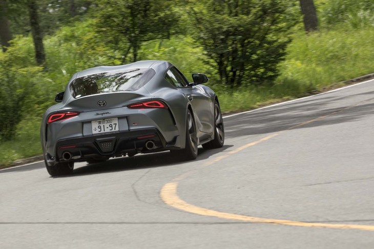 前後重量配分50：50をうたう新型「スープラ」だが、「RZ」では前軸が780kgで後軸が740kgとなっていた（車検証記載値）。