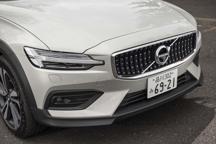 バンパーだけでなく、シルバーのドットを配したフロントグリルは「V60クロスカントリー」専用デザインだ。