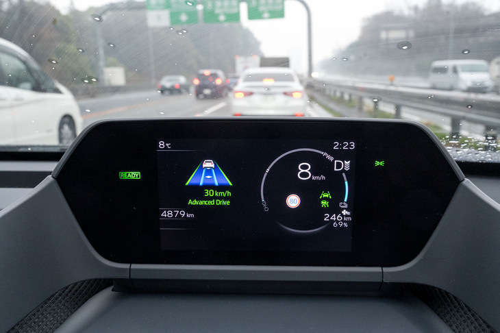 先進運転支援システムには、渋滞時のハンズオフ走行機能「アドバンストドライブ」や、車線変更の操作を自動で行う（ただし周辺監視などの責任はドライバーが負う）「レーンチェンジアシスト」が追加された。これらは姉妹車「トヨタbZ4X」には非採用のものだ。