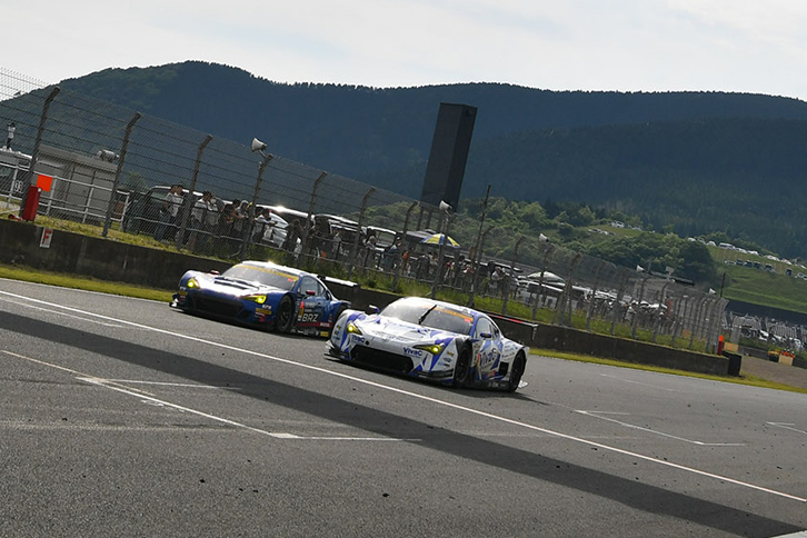 No.25 VivaC 86 MC（写真手前）は、わずか0.091秒差でNo.61 SUBARU BRZ R&D SPORT（同奥）を抑え、勝利を手にした。