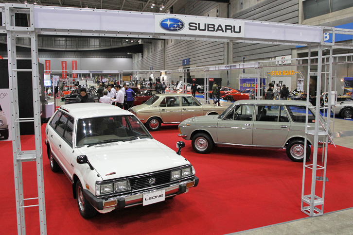 スバルは1958年に発売された、初の量産市販車である「スバル360」から初代「レガシィ」まで6台を展示。右側のグレーの車両は「スバルff-1 1300G 4WDバン」。「スバル1000バン」から発展した「1300Gバン」をパートタイム4WDとした、スバルAWDの原点といえるモデル。1971年の東京モーターショーに出展され、ごく少数が販売された。