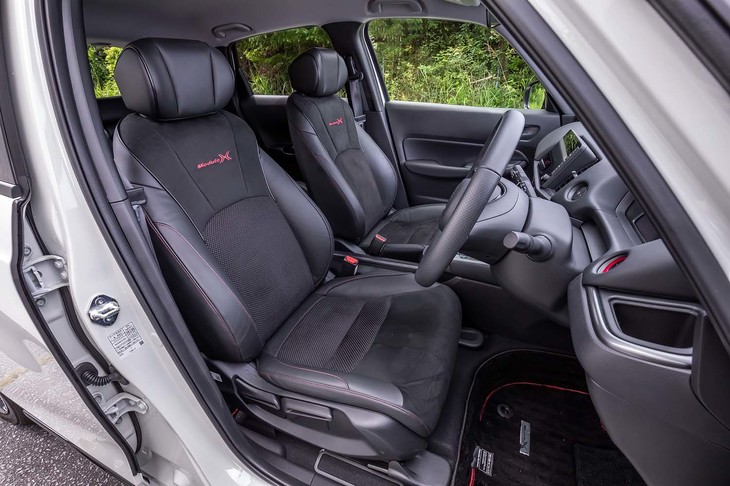 シートは前席（写真）、後席ともに、本革とラックススエードのコンビ仕立て。