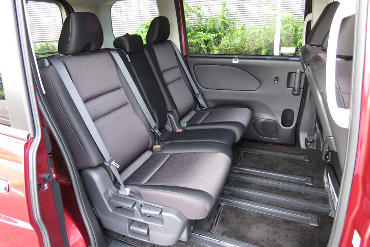 日産セレナ ハイウェイスターG（2列目シート アレンジパターン）