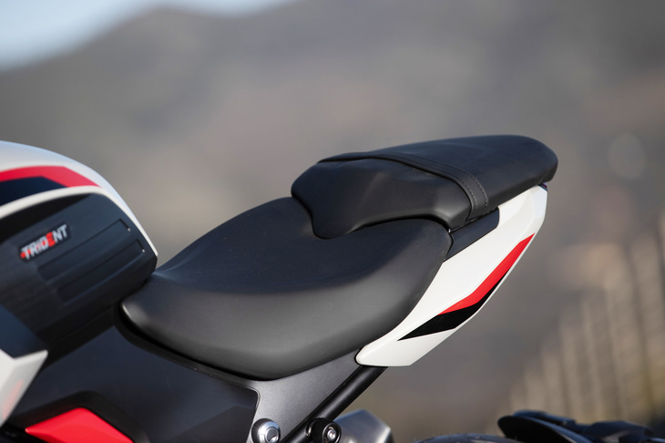 シート高は弟分（……といってもデビューはこちらのほうが後だが）の「トライデント660」と同じ810mm。アクセサリーでボディー同色のシートカウルも用意される。